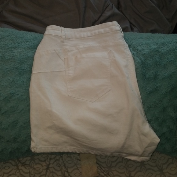 Shorts - Picture 3 of 4